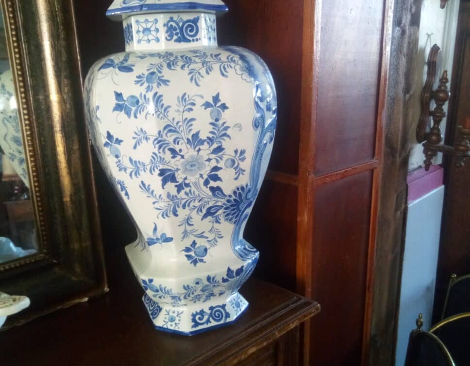 2 vases avec couvercles ( ou urnes?) signé DELFT