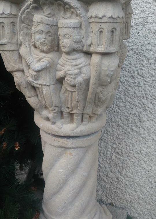 colonne pierre sculptée
