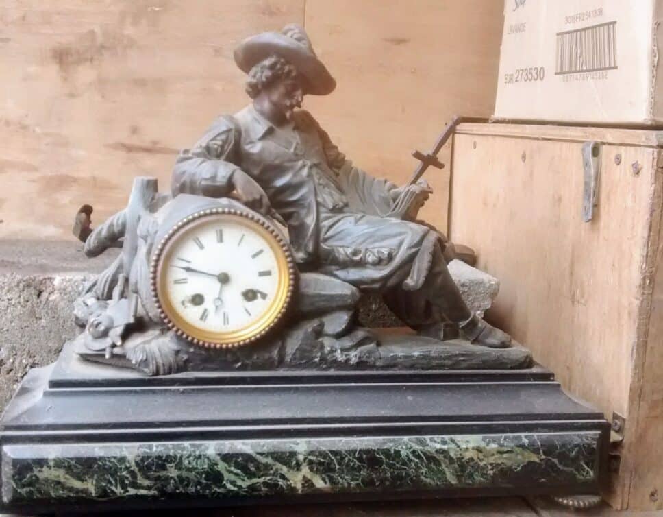 Estimation Montre, horloge: Pendule marbre noir personnage assis