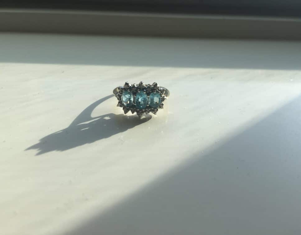 Estimation Bijoux: Blue topaz and diamond ring