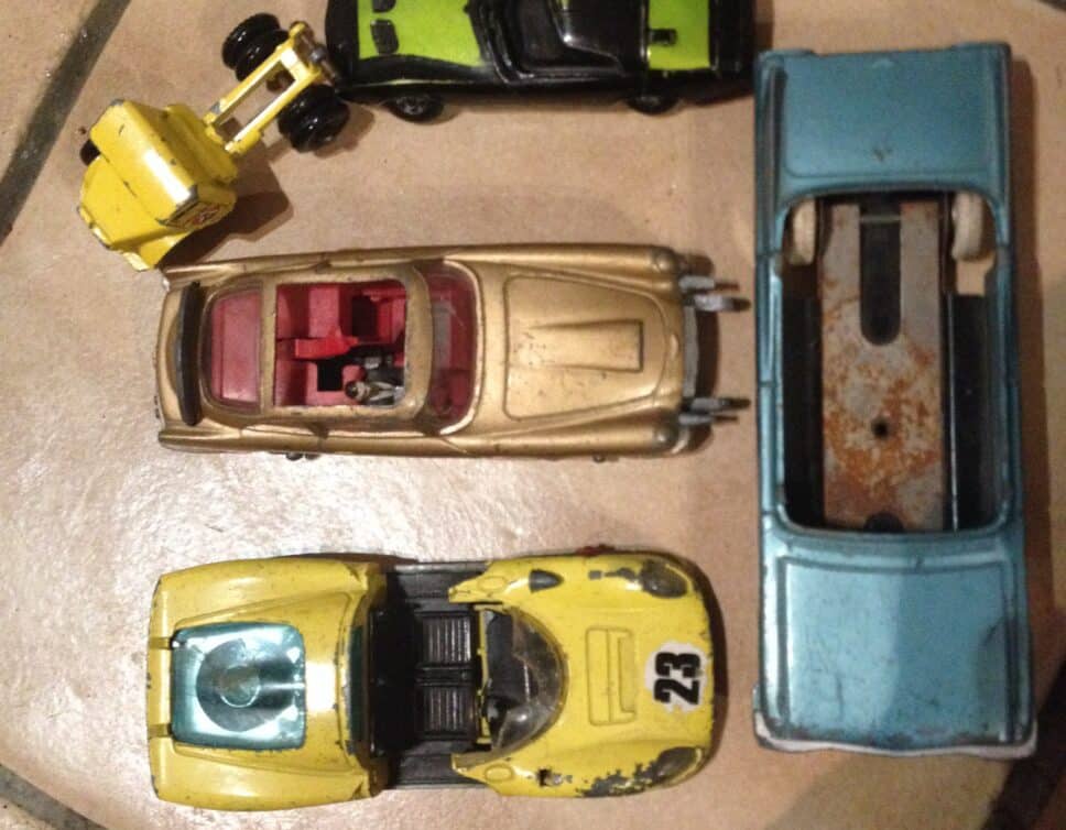 vieux jouets (voitures miniatures)