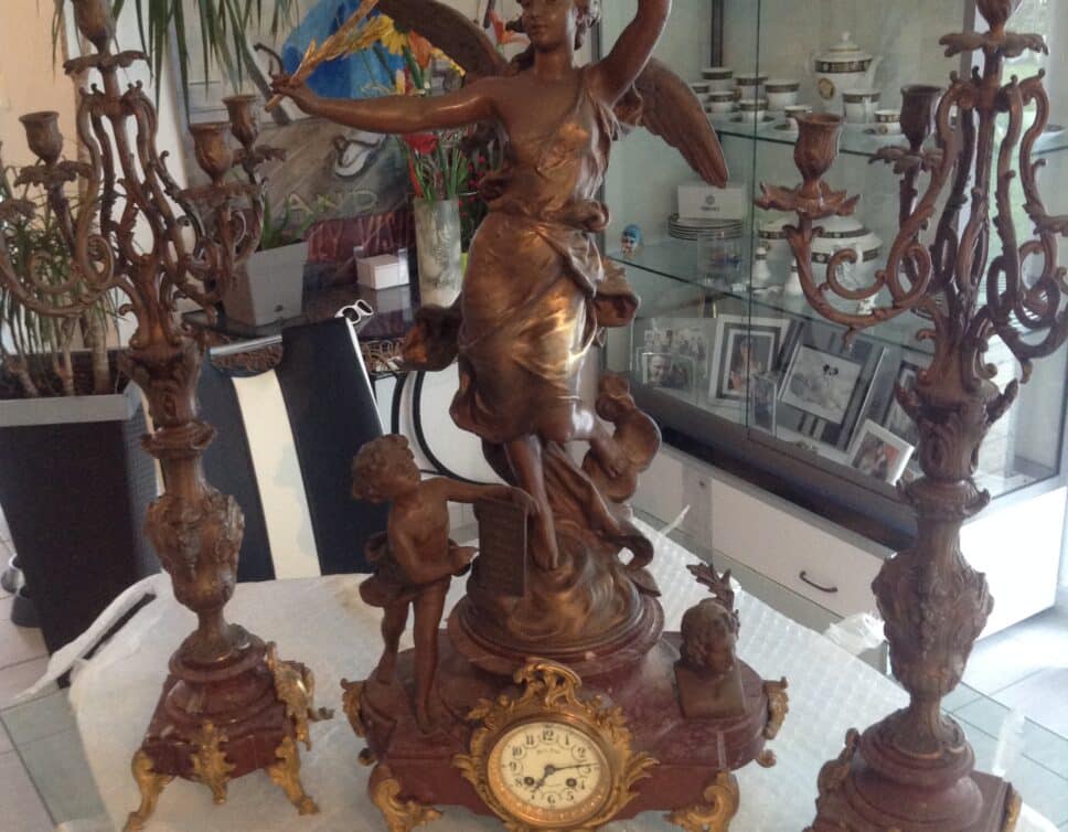 Horloge statuette bronze et 2 chandeliers Hippolyte Moreau