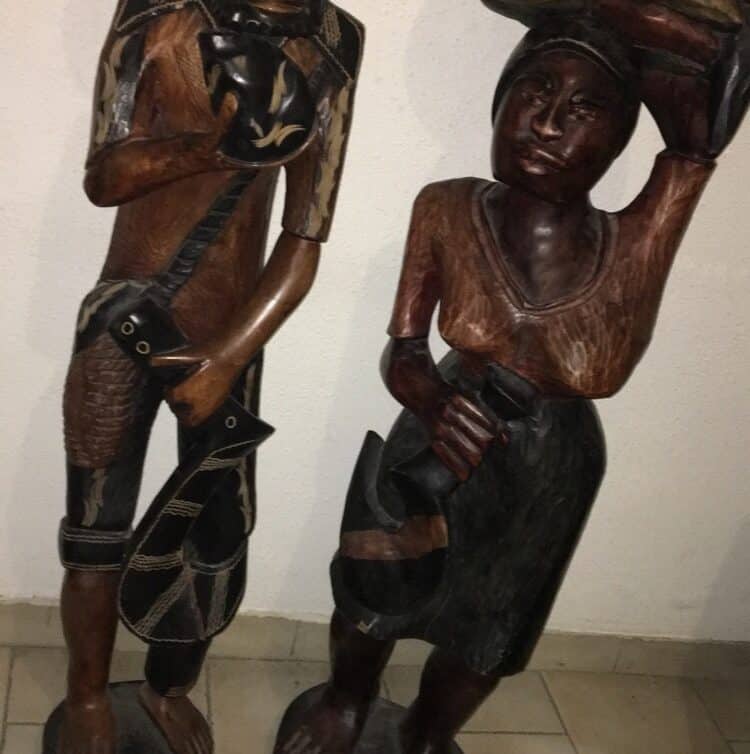 Statut / sculture en bois