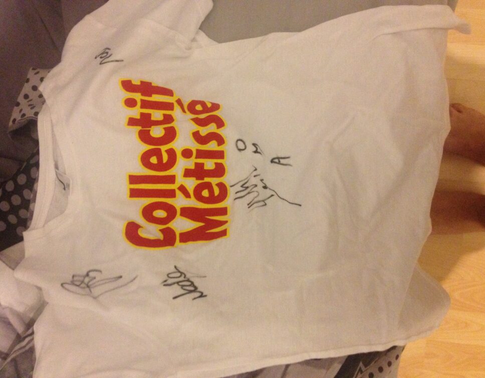 Autographe: Tee-shirt collectif métissé dédicacé par tous les chanteurs du groupe