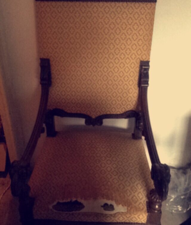 Chaise tapissee aux béliers