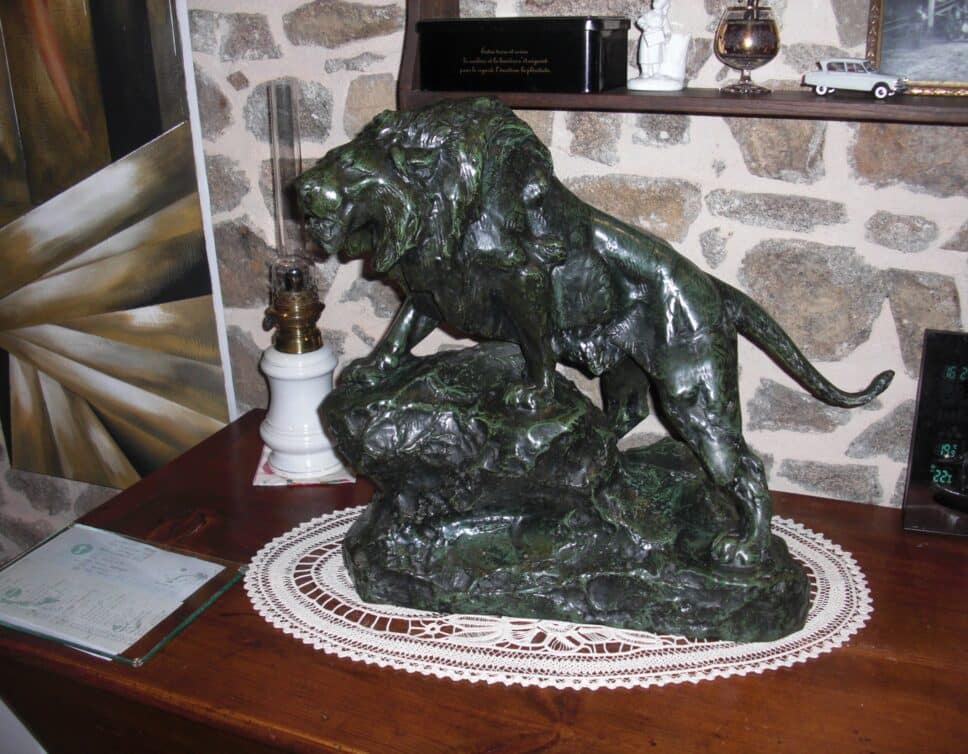 Lion en bronze signé FIOT