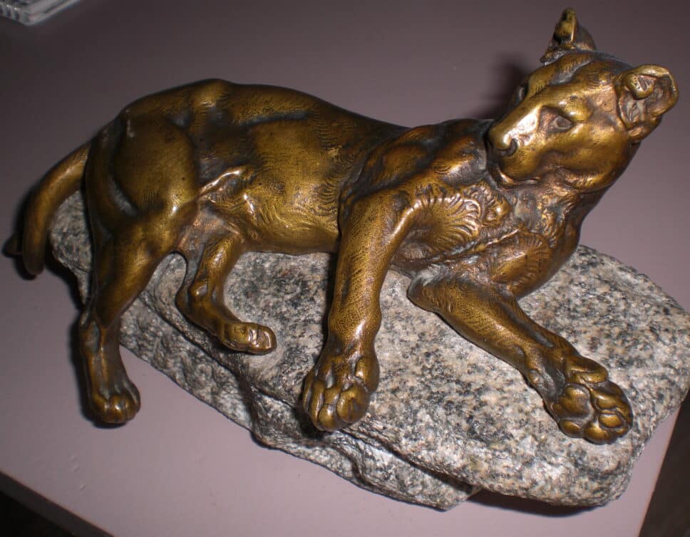 lionne bronze sur granit signe valton