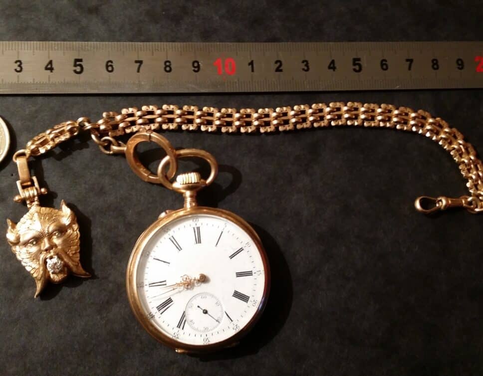 Estimation Montre, horloge: Montre ancienne en or avec chaine et pendentif