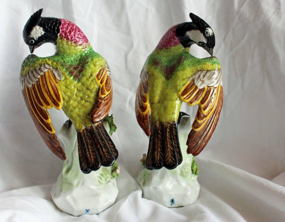 une paire d’oiseaux en porcelaine