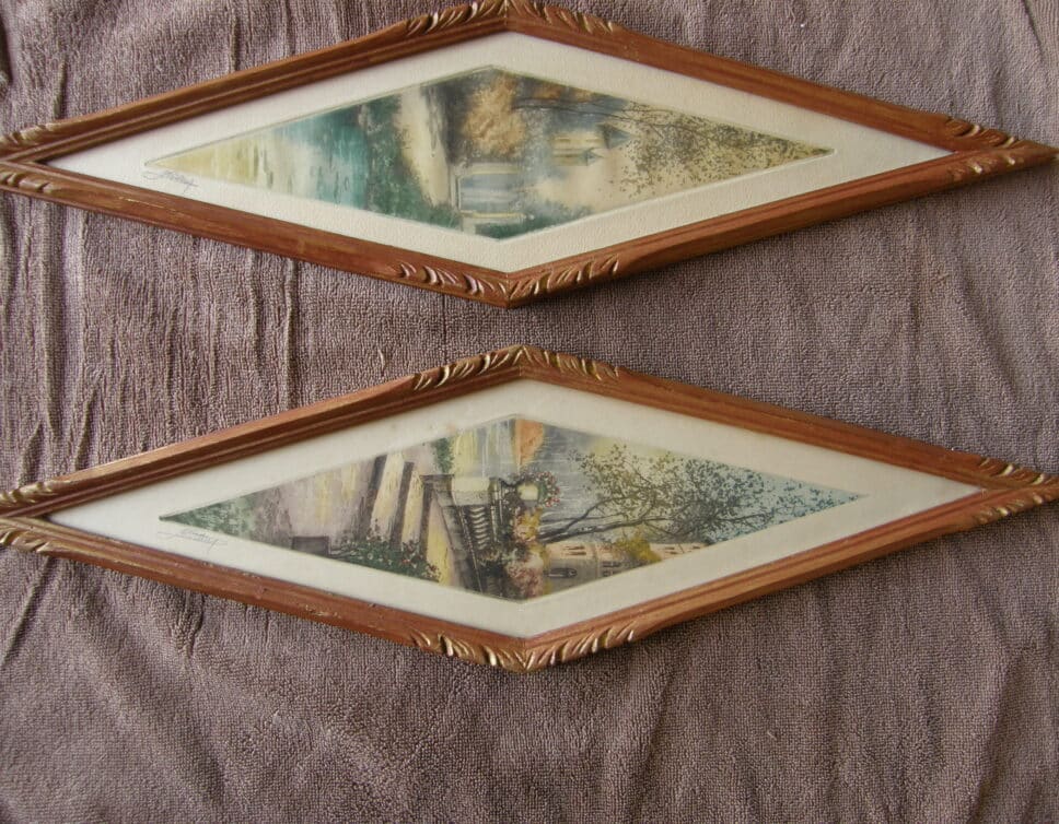 une paire de tableaux pastel signés forme losange