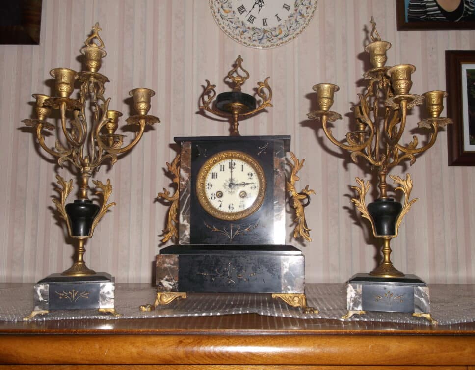 Estimation Montre, horloge: pendule et chandelier