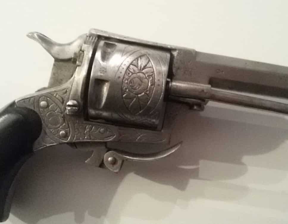 Petit Revolver ancien avec gravure