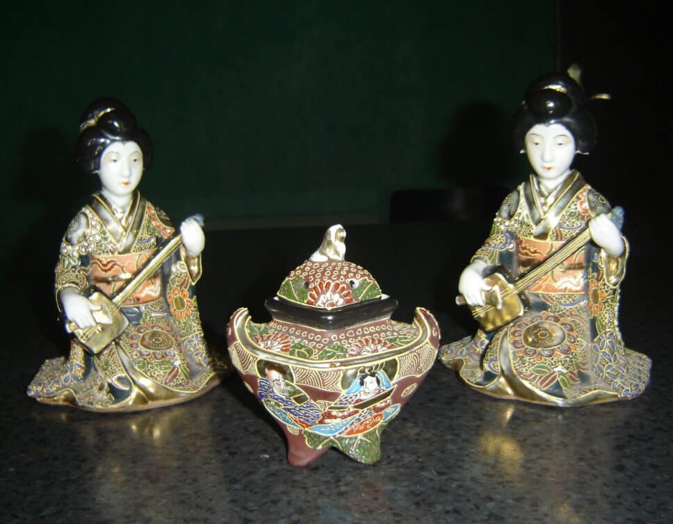 2 statuettes japonaises et un brûle encens Porcelaine SATSUMA XXe