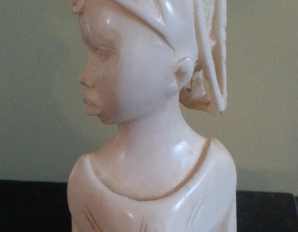 Statuette femme afriaine Ivoire