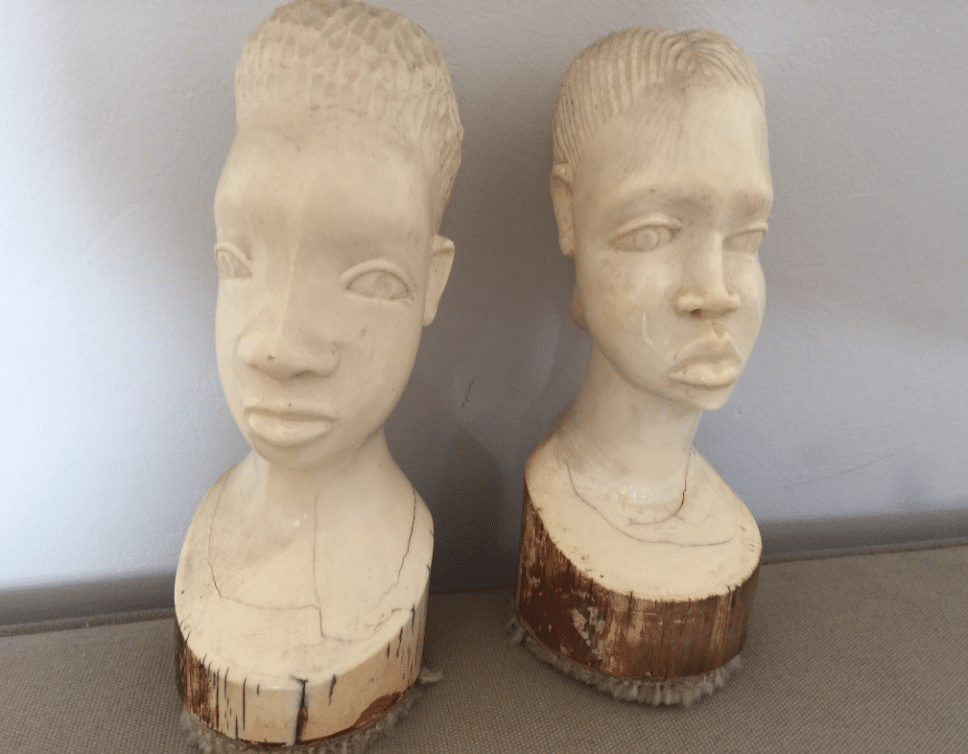 statuettes têtes homme et femme en ivoire