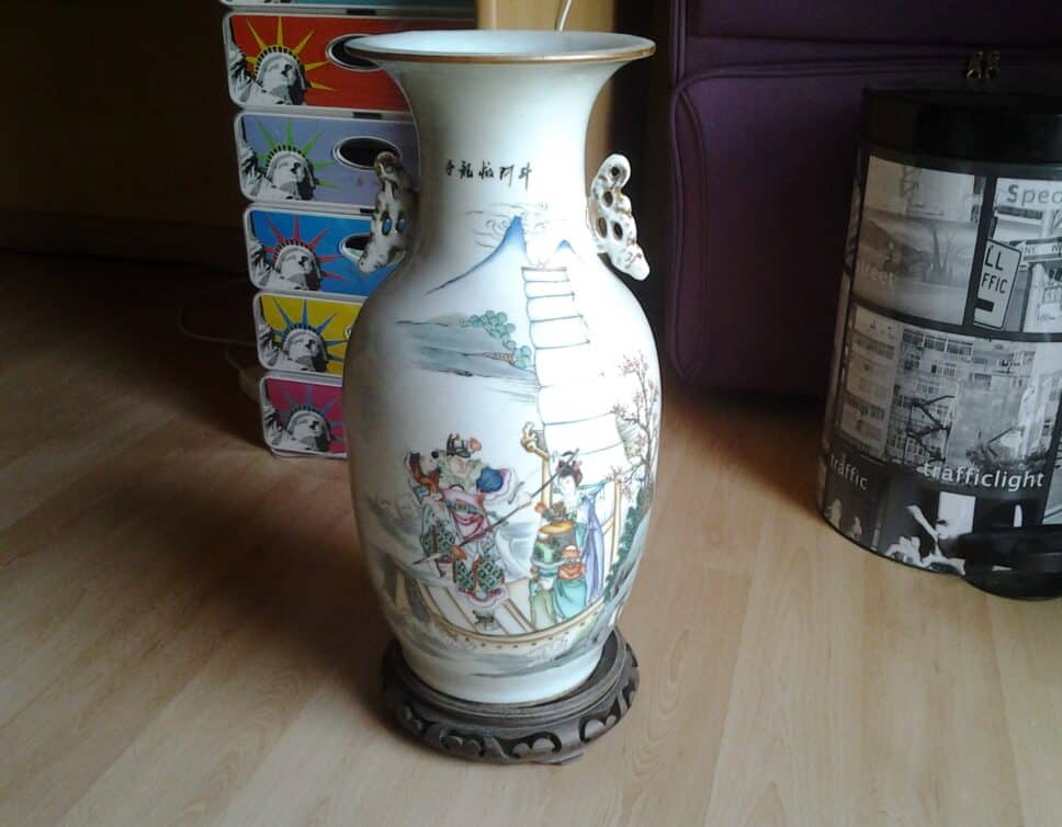 vase type asiatique avec étiquette – age de plus de 100 ans