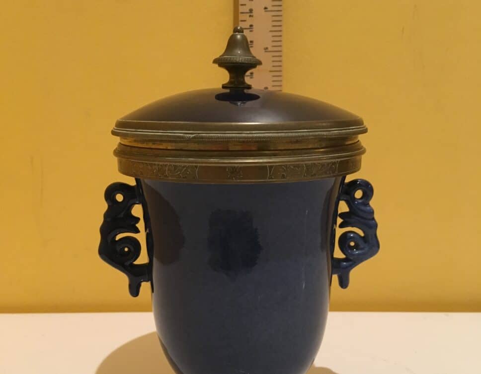 vase porcelaine bleue avec entourage bronze