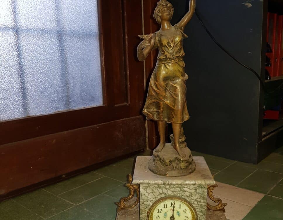 : Statue avec horlogea