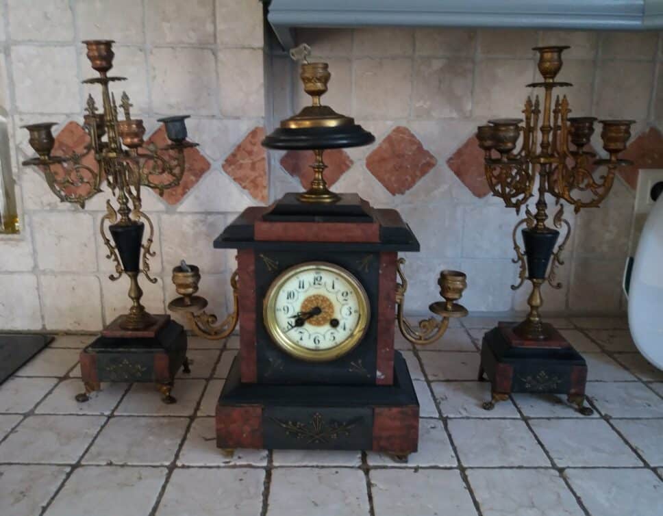 Estimation Montre, horloge: pendule ancienne avec chandelier