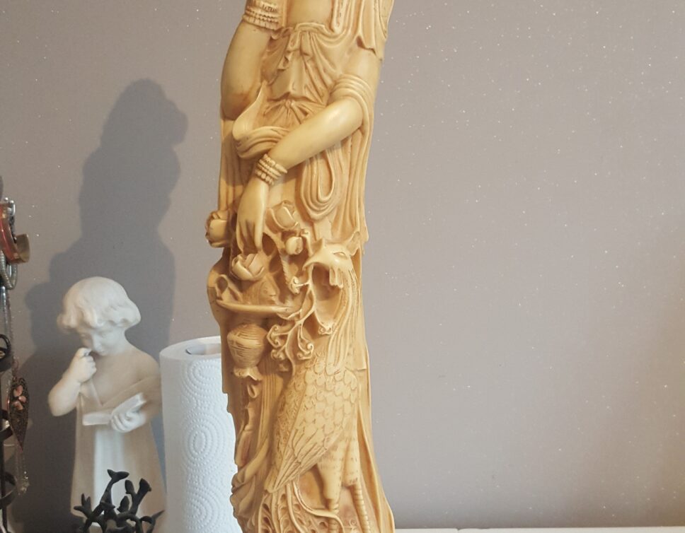 : Statue en ivoire sculpté