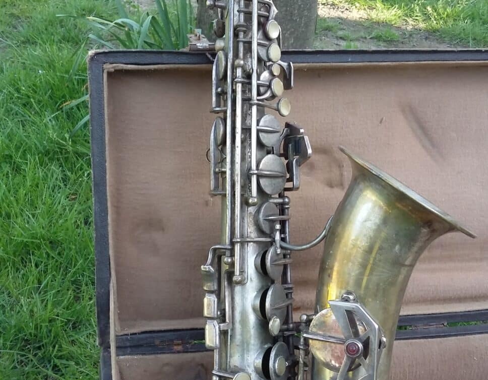 saxophone DOLNET dans son étui