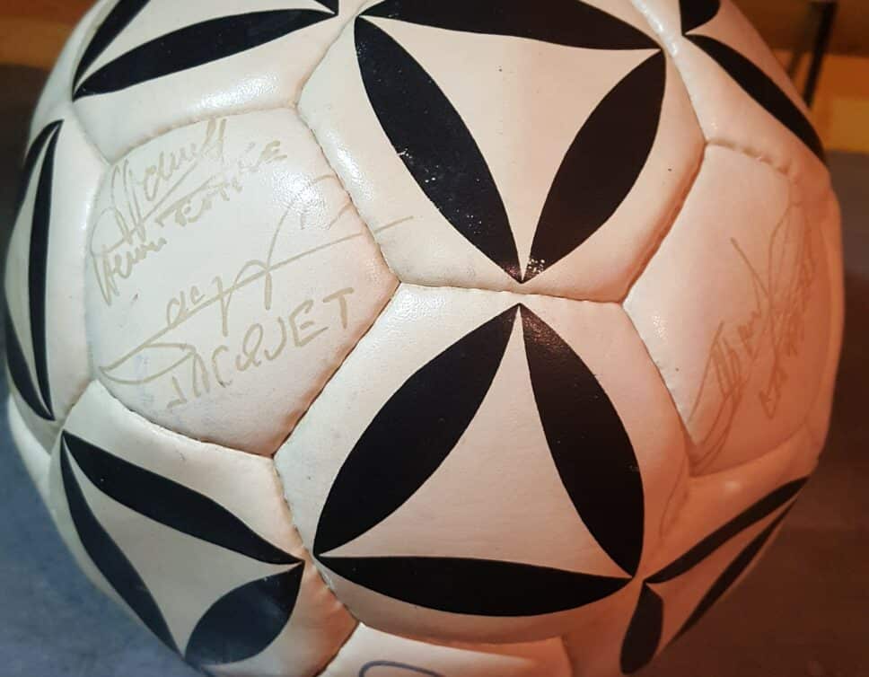 Ballon de football signé par l équipe de France 1998 pendant la coupe du monde