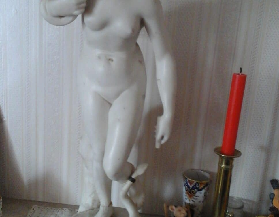 : sculpture de femme au sepent