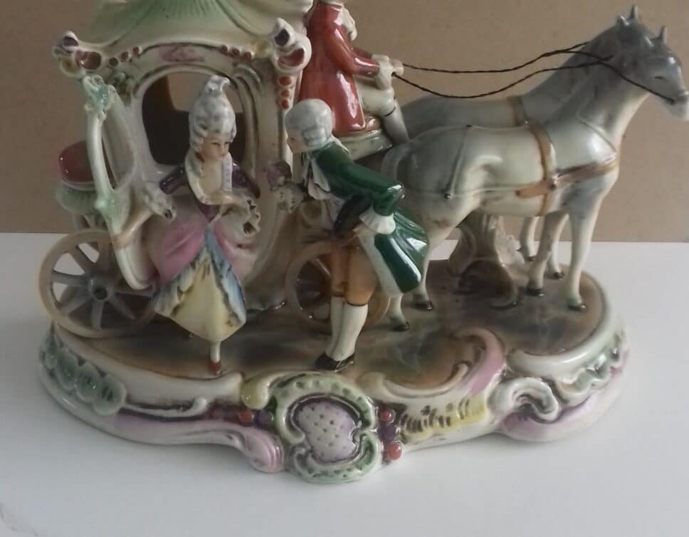 Statuette ^porcelaine allemande carosse avec personnages datee de 1859