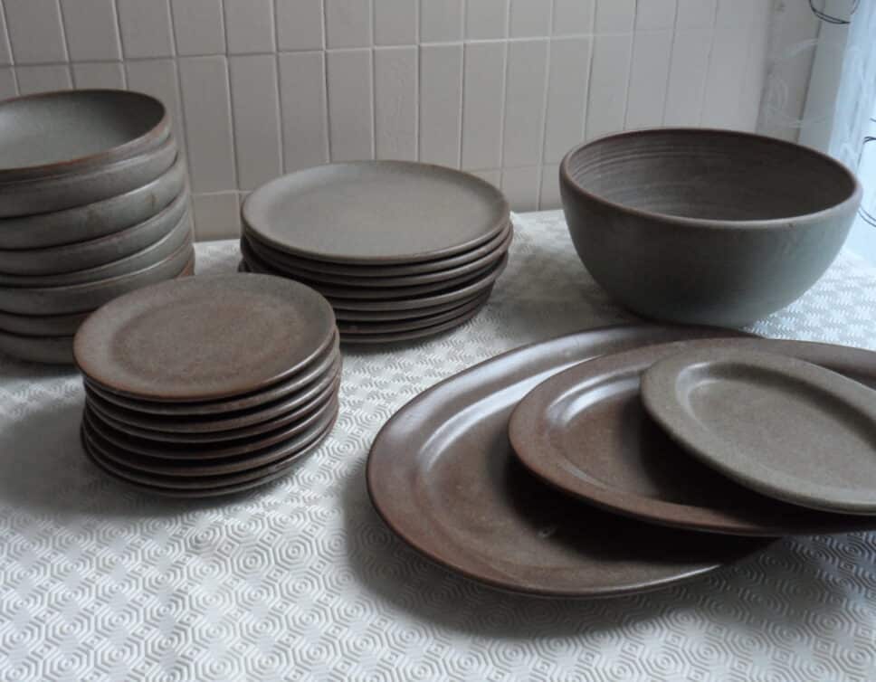 assiettes et plats en poterie de Vallauris