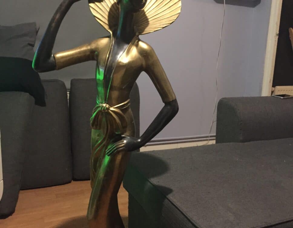 Statut de femme en bronze asiatique