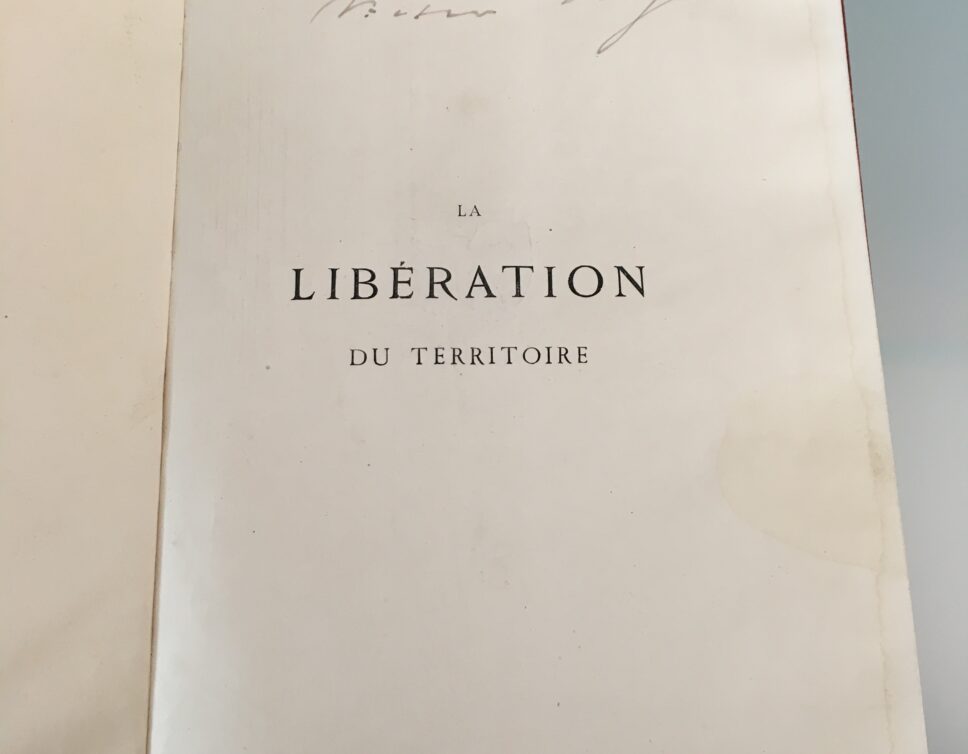Estimation Livre, manuscrit: Livre signé Victor Hugo