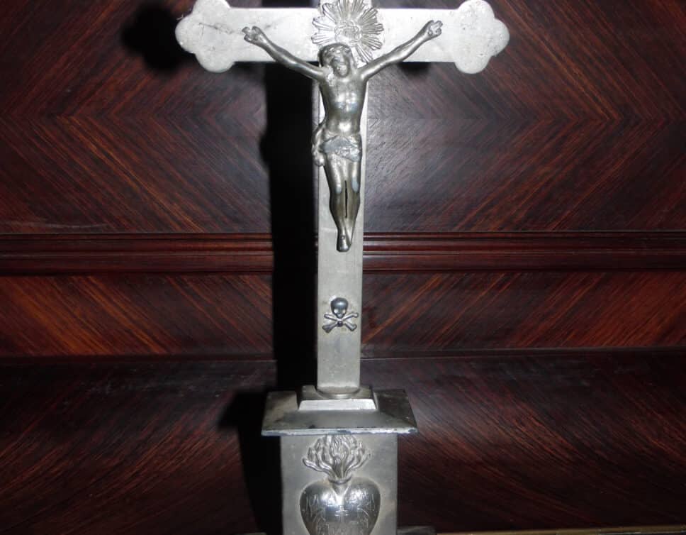 : Crucifix sur socle