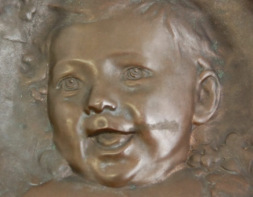Descriptif: Plaque en bronze Art Nouveau, signé Emile Derré. Tête d’enfant Diamètre 22 cm