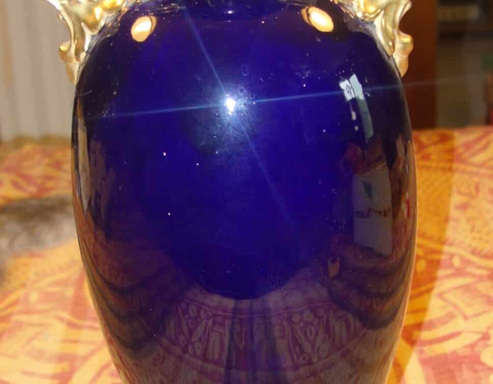 Grand vase bleu de four, signé Sarreguemines