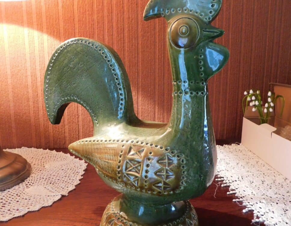 : statue coq stylisé céramique vert et marron