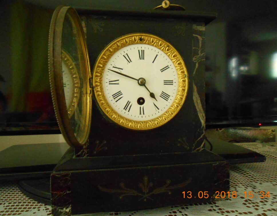 Estimation Montre, horloge: Pendule cheminée marbre noir