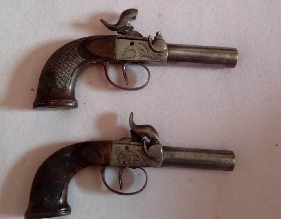 2 petits pistolets anciens