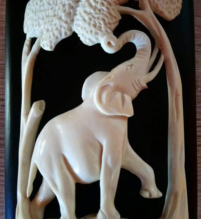 Petit éléphant sculpté sur ivoire