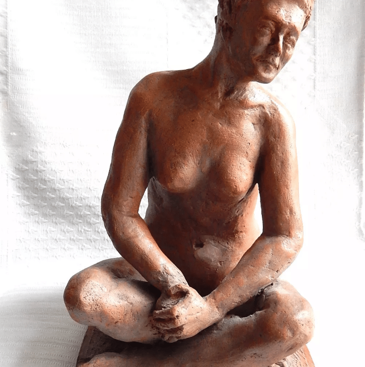 : Sculpture femme au chignon