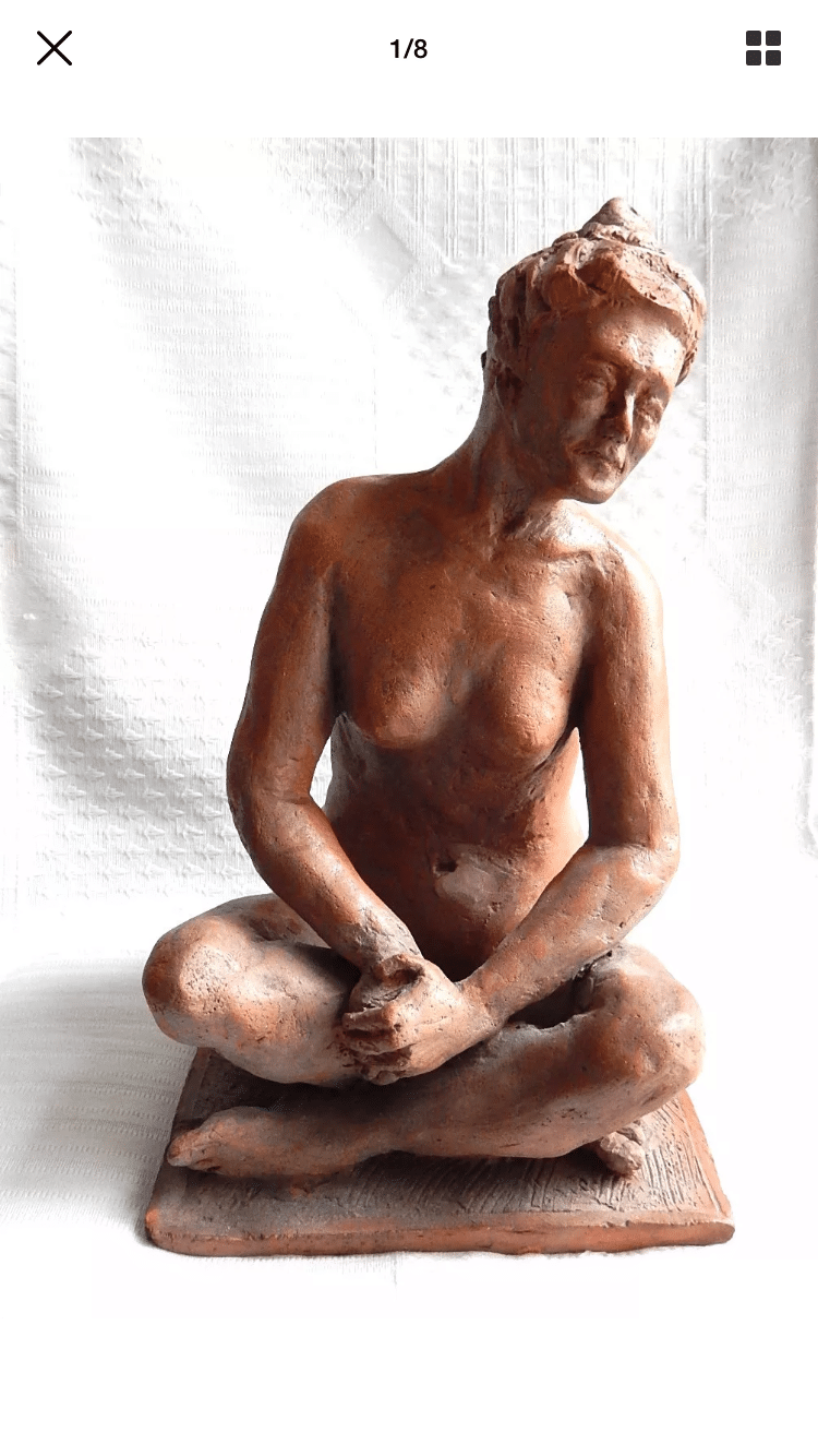: Sculpture femme au chignon
