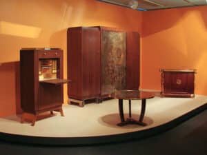 Jules Leleu, Armoire, 1937 en ébène de Macassar, verre églomisé, piètement en métal chromé de Subes (ferronnier) ; Secrétaire, 1938 en ébène de Macassar, métal et miroir ; Table ronde, 1938, plateau en verre églomisé Estimation Jules Leleu gratuite