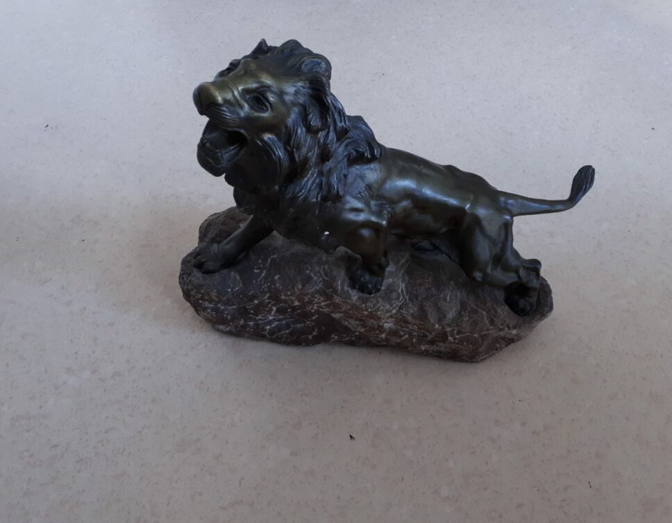 : lion en bronze de Andrey