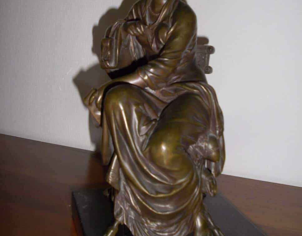 : femme assise en bronze