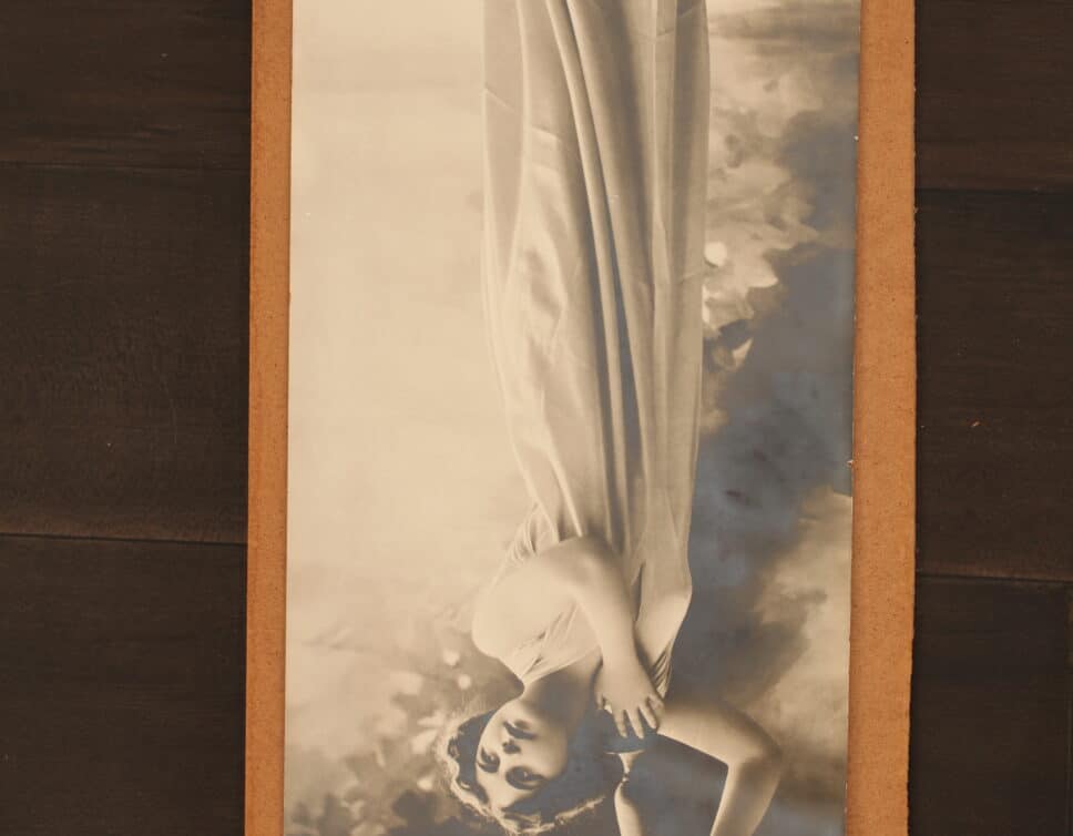 Photographie signée Reutlinger, femme portant une amphore