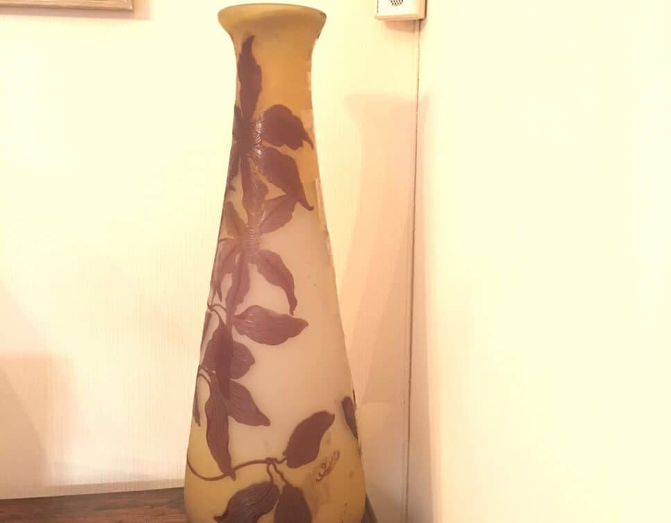 Vase Gallé col de cygne aux clématites