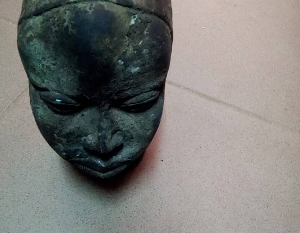 Statue africaine en bronze d’une tête de reine du Cameroun