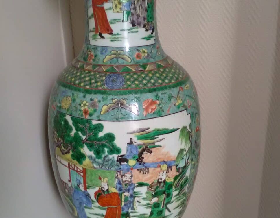 Vase rouleau en porcelaine a décor polychrome de personnages