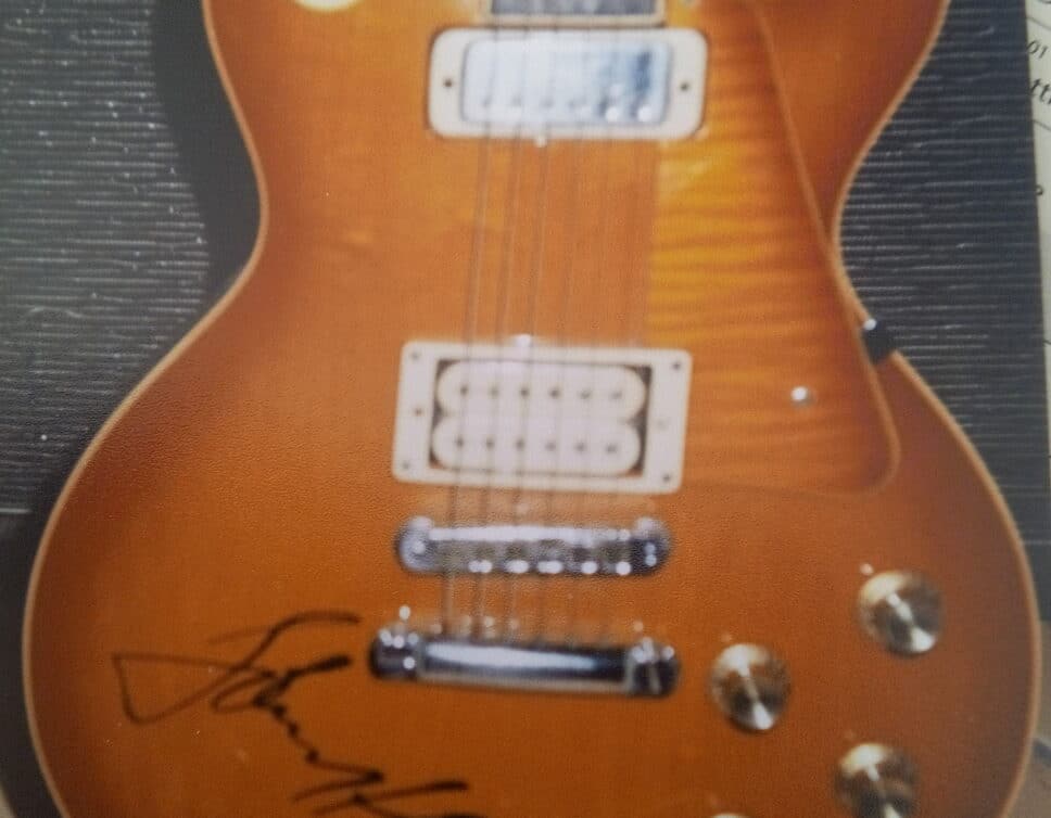 guitare électrique  (Guibson Les Paul Deluxe 1972) dédicasé en 2001 par Johnny HALLYDAY