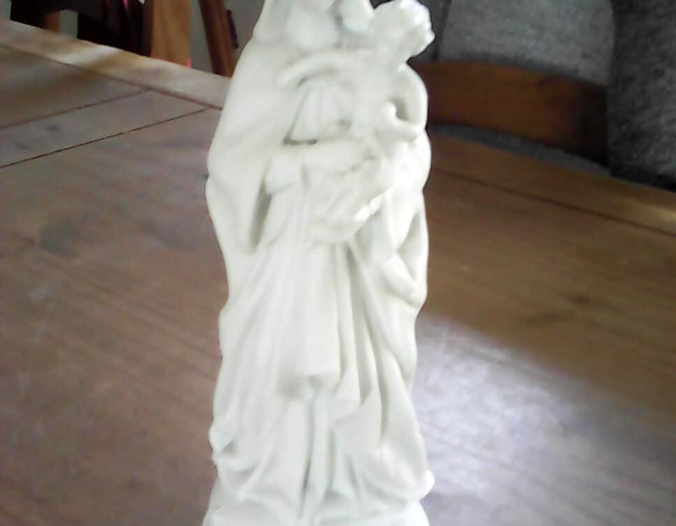 statue vierge et l’enfant jésus