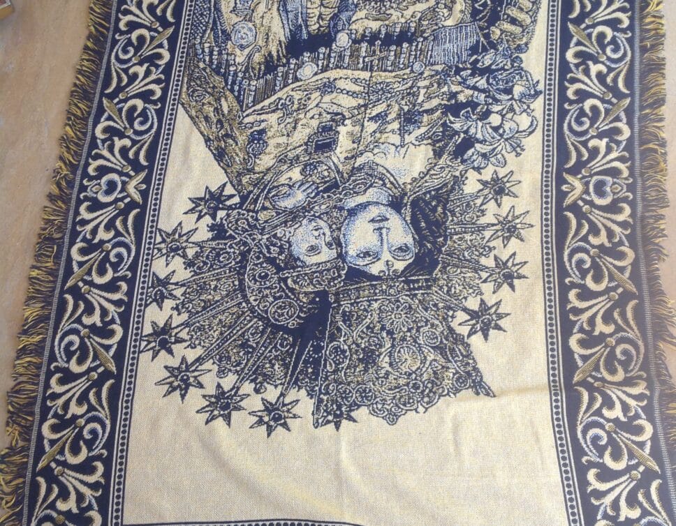 Un tapis ancien représentant la vierge Marie